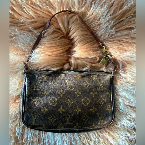 Vintage Authentic Louis Vuitton Pouchette (2001) - Picture 2 of 12